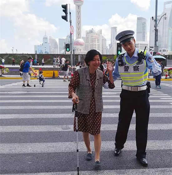 当的好警察,做的好导游,这位交警不简单
